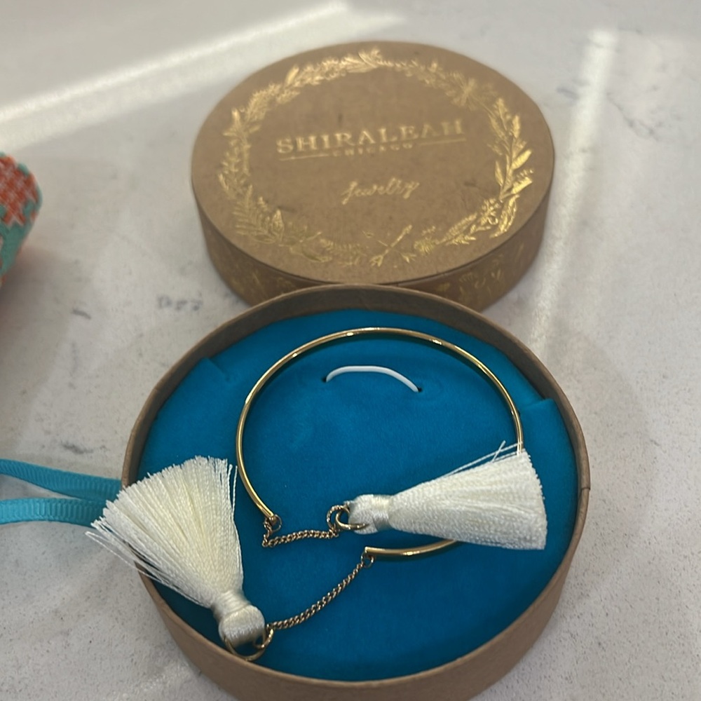 🐿️ 5 for $20 (any jewelry w squirrel)
Gold Bangle w Ivory Tassels about 5 1/2-6 - Picture 7 of 7